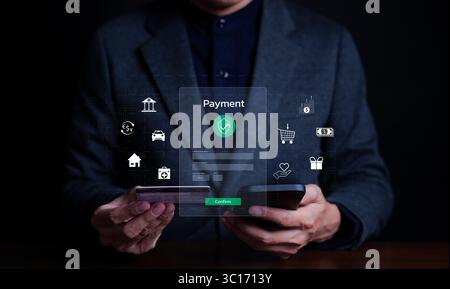 Concetto di pagamento online. Uomo d'affari che utilizza un telefono cellulare con carta di credito per acquisti online e pagamenti tramite app di mobile banking. Transazione di pagamento, int Foto Stock