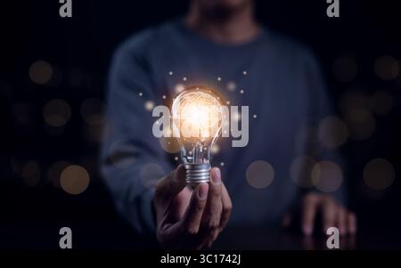 Nuovo concetto innovativo di idea, lampadine Man Holding con cervello interno e linea di connessione digitale. Ispirazione creativa e innovativa. Foto Stock