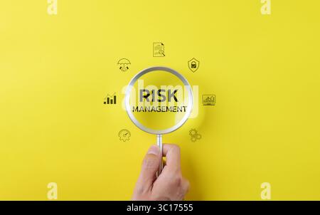 Lente d'ingrandimento con gestione del rischio di parola. Analisi dei rischi in ambito aziendale o finanziario e valutazione degli investimenti aziendali. valutazione delle previsioni Foto Stock