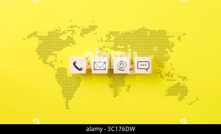 Contattaci o contatta il servizio di assistenza clienti. Cubo in legno con icona Contattaci telefonando, e-mail, indirizzo del sito Web, messaggio di chat dal vivo Foto Stock