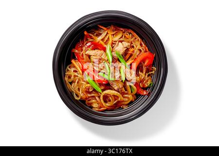 Deliziosi spaghetti asiatici con manzo e verdure in una ciotola nera Foto Stock