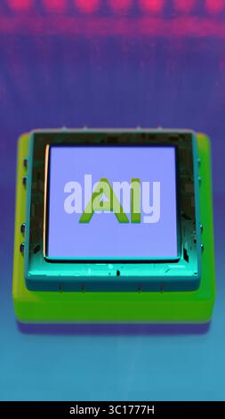Futuristico microchip di intelligenza artificiale poggiato su una superficie brillante e lucida con riflessi pastello e illuminazione surreale, che rappresenta la tecnologia Foto Stock