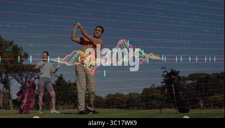 Coppia matura che pratica l'altalena sul fairway con sovrapposizione delle forme d'onda, tenendo in mano mazze e borse da golf Foto Stock