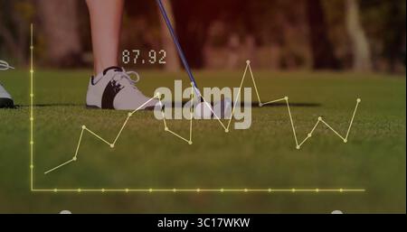Le gambe inferiori del golfista allineano la mazza di ferro sul putting green, con palla, sovrapposizione analitica che mostra 87 Foto Stock