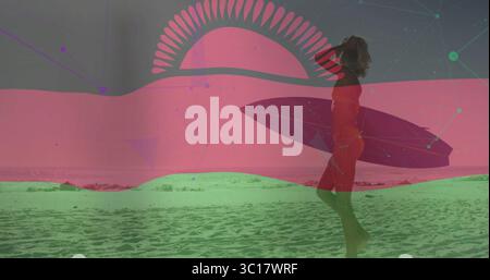 Surfista che cammina indossando un costume da bagno rosso con tavola da surf sulla costa sabbiosa al tramonto, spazio per copiare Foto Stock