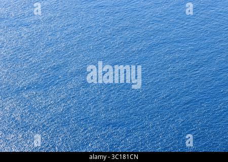 Scintillante superficie d'acqua in un blu intenso e ricco da una vista a volo d'uccello, rilassante e sconfinata - la superficie del caldo Mar Mediterraneo come impressionante Foto Stock