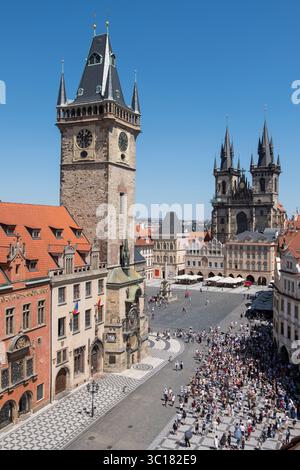 Torre dell'Orologio astronomico e Chiesa di Tyn a Praga, Repubblica Ceca Foto Stock