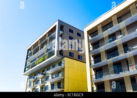 Complesso residenziale colorato con vari balconi, pannelli vibranti ed elementi di pannelli Foto Stock