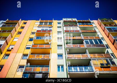 Complesso residenziale colorato con vari balconi, pannelli vibranti ed elementi di pannelli Foto Stock