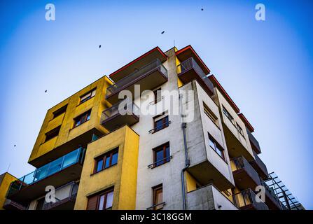 Complesso residenziale colorato con vari balconi, pannelli vibranti ed elementi di pannelli Foto Stock