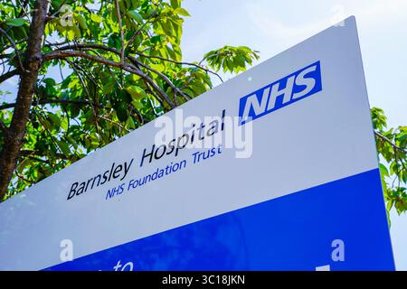 NHS Barnsley, Hospital Foundation Trust Corporate logo Signs in Barnsley, South Yorkshire, Regno Unito Regno Unito nel luglio 2025 solo per uso editoriale Foto Stock