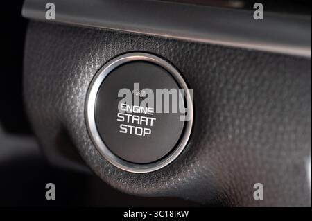 Pulsante START STOP del motore nella vista ravvicinata della macro del veicolo Foto Stock