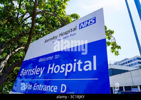NHS Barnsley, Hospital Foundation Trust Corporate logo Signs in Barnsley, South Yorkshire, Regno Unito Regno Unito nel luglio 2025 solo per uso editoriale Foto Stock
