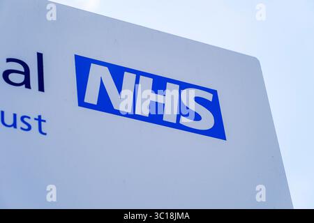 NHS Barnsley, Hospital Foundation Trust Corporate logo Signs in Barnsley, South Yorkshire, Regno Unito Regno Unito nel luglio 2025 solo per uso editoriale Foto Stock