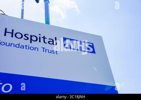 NHS Barnsley, Hospital Foundation Trust Corporate logo Signs in Barnsley, South Yorkshire, Regno Unito Regno Unito nel luglio 2025 solo per uso editoriale Foto Stock