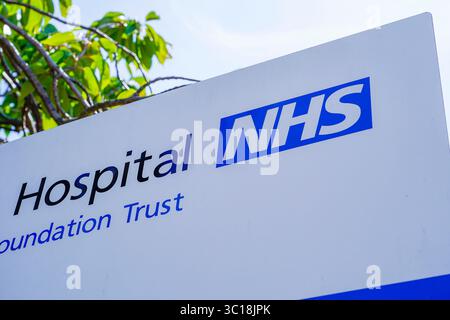 NHS Barnsley, Hospital Foundation Trust Corporate logo Signs in Barnsley, South Yorkshire, Regno Unito Regno Unito nel luglio 2025 solo per uso editoriale Foto Stock