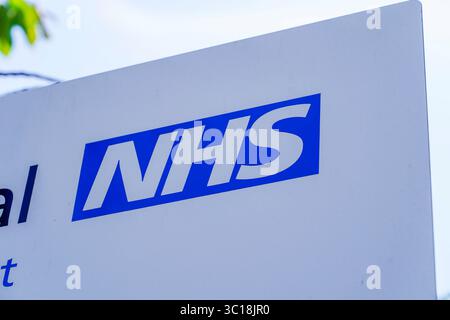 NHS Barnsley, Hospital Foundation Trust Corporate logo Signs in Barnsley, South Yorkshire, Regno Unito Regno Unito nel luglio 2025 solo per uso editoriale Foto Stock