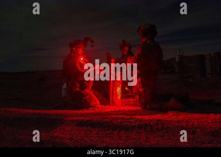 19 gennaio 2019 - Fort Irwin, California, Stati Uniti - soldati della riserva dell'esercito statunitense della 391st Mobile Augmentation Company (MAC), Boise, Idaho, preparano una carica inerte del cratere durante la loro rotazione al National Training Center (NTC), Fort Irwin, California, 19 gennaio 2019. Il 391esimo ha preso parte alla terza rotazione di NTC per il 2019, un esercizio di allenamento che si svolge 11 volte l'anno nel corso di 14 giorni. (Immagine di credito: © U.S. Army/ZUMA Wire/ZUMAPRESS.com) Foto Stock
