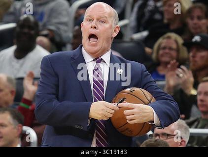 5 dicembre 2018 - Orlando, FL, USA - il capo-allenatore degli Orlando Magic Steve Clifford urla durante l'azione contro i Denver Nuggets all'Amway Center di Orlando, Flag., il 5 dicembre 2018. I Magic hanno superato i Brooklyn Nets in visita sabato 2 febbraio 2019, 102-89. (Immagine di credito: © Stephen M. Dowell/Orlando Sentinel/TNS via ZUMA Wire) Foto Stock
