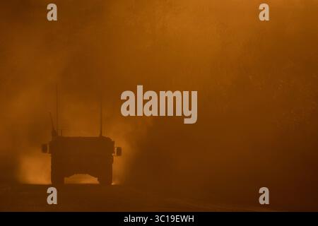 31 gennaio 2019 - Warren Grove, New Jersey, Stati Uniti - Un Humvee della U.S. Air Force guidato dal Tactical Air Control Party Airman con il New Jersey Air National Guards 227th Air Support Operations Squadron guida a Warren Grove Range, N.J., 31 gennaio 2019. I New Jersey Airmen si addestrarono con un velivolo A-10C Thunderbolt II del 104th Fighter Squadron della Maryland Air National Guard e F-16C Fighting Falcons del 119th Fighter Squadron del New Jerseyâ nonostante le basse temperature registrate a causa di un vortice polare. Il vortice polare trasporta aria artica attraverso gli Stati Uniti nord-orientali. (Credito IM Foto Stock