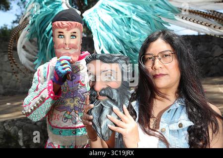 Tlaxcala, Messico. 13 luglio 2025. L'artigiana Elsy Padilla, originaria di Tizatlán, con oltre 30 anni di esperienza nella realizzazione di maschere in legno, mostra le sue maschere indossate dalle persone che partecipano al Carnevale di Tlaxcala. Il 13 luglio 2025 a Tlaxcala, Messico. (Foto di Essene Hernandez/ credito: Eyepix Group/Alamy Live News Foto Stock