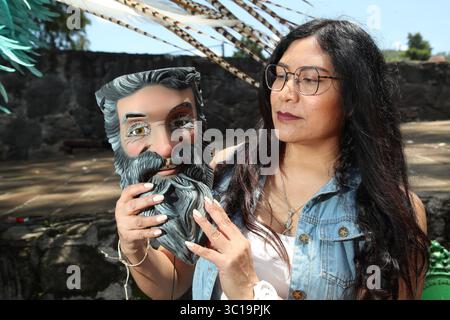 Tlaxcala, Messico. 13 luglio 2025. L'artigiana Elsy Padilla, originaria di Tizatlán, con oltre 30 anni di esperienza nella realizzazione di maschere in legno, mostra le sue maschere indossate dalle persone che partecipano al Carnevale di Tlaxcala. Il 13 luglio 2025 a Tlaxcala, Messico. (Foto di Essene Hernandez/ Eyepix Group/Sipa USA) credito: SIPA USA/Alamy Live News Foto Stock
