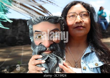 Tlaxcala, Messico. 13 luglio 2025. L'artigiana Elsy Padilla, originaria di Tizatlán, con oltre 30 anni di esperienza nella realizzazione di maschere in legno, mostra le sue maschere indossate dalle persone che partecipano al Carnevale di Tlaxcala. Il 13 luglio 2025 a Tlaxcala, Messico. (Foto di Essene Hernandez/ Eyepix Group/Sipa USA) credito: SIPA USA/Alamy Live News Foto Stock
