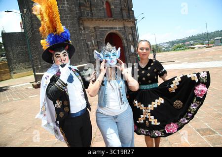 Tlaxcala, Messico. 13 luglio 2025. L'artigiana Elsy Padilla, originaria di Tizatlán, con oltre 30 anni di esperienza nella realizzazione di maschere in legno, mostra le sue maschere indossate dalle persone che partecipano al Carnevale di Tlaxcala. Il 13 luglio 2025 a Tlaxcala, Messico. (Foto di Essene Hernandez/ Eyepix Group/Sipa USA) credito: SIPA USA/Alamy Live News Foto Stock