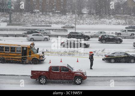 5 febbraio 2019 - St. Paul, Minnesota, Stati Uniti - Uno scuolabus è stato coinvolto in una sparatoria sull'autostrada 94 vicino al centro. Una persona di interesse è stata presa in custodia.] RICHARD TSONG-TAATARII Â¥ richard.tsong-taatarii@startribune.com (immagine di credito: © Richard Tsong-Taatarii/Minneapolis Star Tribune via ZUMA Wire) Foto Stock