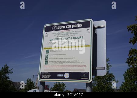 Parcheggi Euro cartelli con il logo aziendale a Barnsley, South Yorkshire, Regno Unito Regno Unito nel luglio 2025 solo per uso editoriale Foto Stock