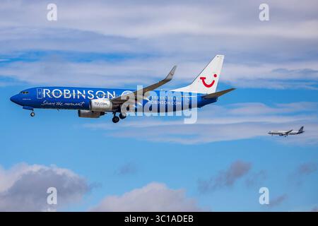 Flugbetrieb am Flughafen Frankfurt am Main / Fraport, 22.07.2025 Eine Boeing 737-800 der TUI fly mit Sonderlackierung für Robinson Clubs im Anflug auf den Flughafen Frankfurt. Im Hintergrund befindet sich ein weiteres Passagierflugzeug im Landeanflug auf die parallel verlaufende Nordbahn. DAS Bild dokumentiert den gleichzeitigen Anflugbetrieb auf zwei Landebahnen am größten deutschen Flughafen. Francoforte sul meno Flughafen Hessen Deutschland *** operazioni di volo presso l'Aeroporto di Francoforte sul meno Fraport, 22 07 2025 Un TUI vola Boeing 737 800 con livrea speciale per Robinson Clubs in avvicinamento a Frankfur Foto Stock