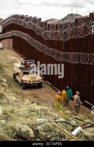 5 febbraio 2019 - Nogales, Arizona, Stati Uniti d'America - i soldati dell'esercito statunitense riparano la barriera di confine esistente e aggiungono più strati di filo a fisarmonica lungo il confine tra Stati Uniti e Messico vicino a Nogales 5 febbraio 2019 a Nogales, Arizona. (Immagine di credito: © Robert Bushell tramite filo ZUMA) Foto Stock
