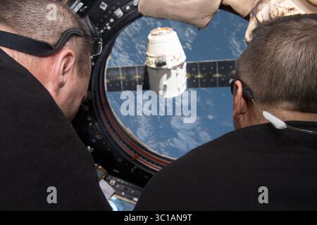 13 gennaio 2018 - stazione spaziale Internazionale, ORBITA TERRESTRE - gli astronauti della NASA Scott Tingle, Left, e Joe Acaba monitorano la partenza del drago SpaceX per rifornire la navicella spaziale attraverso le finestre del modulo Cupola a bordo della stazione spaziale Internazionale 13 gennaio 2019 a Earth Orbit. (Immagine di credito: © NASA via ZUMA Wire) Foto Stock