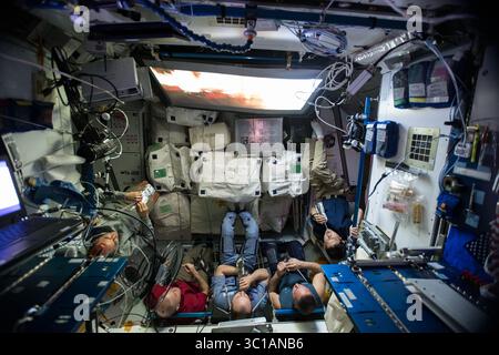 23 dicembre 2017 - stazione spaziale Internazionale, ORBITA TERRESTRE - i membri dell'equipaggio della Expedition 54 guardano il film Star Wars, l'ultimo Jedi sul grande schermo nel modulo Harmony a bordo della stazione spaziale Internazionale 23 dicembre 2018 in Earth Orbit. Da sinistra sono Joe Acaba Scott Tingle, il comandante Alexander Misurkin, Anton Shkaplerov e Norishige Kanai. (Immagine di credito: © NASA via ZUMA Wire) Foto Stock