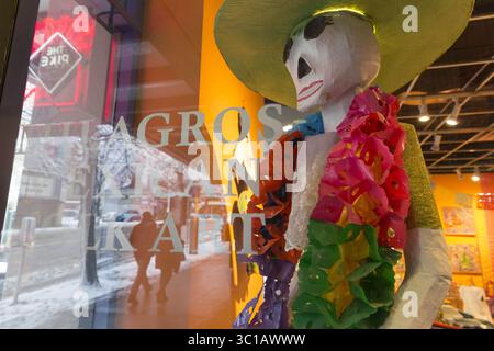 9 febbraio 2019 - Seattle, Washington, Stati Uniti - Seattle, Washington: Una colorata figura di la Calavera Catrina al Milagros Mexican Folk Art si affaccia sulla 1st Avenue mentre una forte tempesta invernale ricopre la città con sei centimetri di neve. (Immagine di credito: © Paul Christian Gordon/ZUMA Wire) Foto Stock