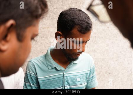 Dacca, Dacca, Bangladesh. 22 luglio 2025. All'Uttara Milestone School and College, un tragico incidente aereo da caccia ha finora causato 78 feriti, con 27 morti confermati, secondo le autorità ospedaliere. Tra i defunti, due sono adulti mentre i restanti 25 sono bambini. Le identità di sei vittime non sono ancora state confermate.nonostante siano trascorse dalle 20 alle 22 ore dall'incidente, diversi bambini rimangono dispersi a partire dal 22 luglio 2025. Le loro famiglie sono disperatamente alla ricerca di ospedali e obitori, afflitti da ansia e paura.sulla scia di questa tragica tragedia, una giornata di tutto il paese Foto Stock