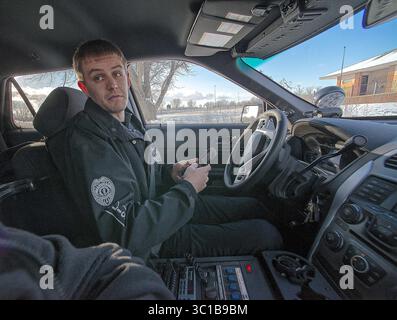 20 febbraio 2015 - Emporia, Kansas, Stati Uniti - Emporia, Kansas USA 17 febbraio 2015.4:48 PM ufficiale Schuman all'interno del nuovo incrociatore della polizia. Dotato di radar di velocità, 3 diversi sistemi radio per comunicare con i dispatcher della polizia di campus, città e contea. È inoltre dotata di una telecamera di retromarcia per quando il conducente esegue la retromarcia del veicolo in modo che possa vedere dietro di sé. Dispone inoltre di molte luci e sirene e di un fucile montato in un rack tra i sedili anteriori. E una telecamera montata che punta verso l'auto anteriore attraverso il parabrezza per registrare le fermate che l'agente fa. (CR Foto Stock