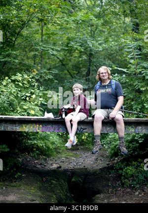 30 agosto 2015 - Stillwater, Minnesota, Stati Uniti - Guida escursionistica autore Rob Bignell e suo figlio Kieran Bignell alle Fairy Falls agosto 31 2015 a Stillwater, Minnesota. / (Immagine di credito: Jerry Holt/Minneapolis Star Tribune/TNS via cavo ZUMA) Foto Stock
