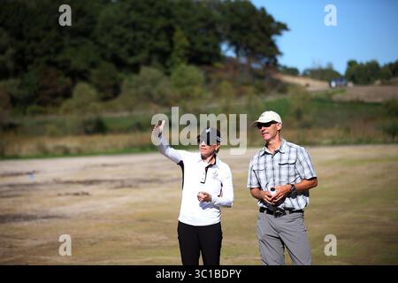 29 settembre 2016 - Lago Elmo, Minnesota, Stati Uniti - Annika Sorenstam ha lasciato e l'architetto del campo da golf Thad Layton ha guardato su un fairway presso il Royal Golf Club di recente progettazione giovedì 29 settembre 2016 a Lake Elmo, Minnesota. Il nuovo King and Queen Golf Club è stato costruito con grandi speranze, grazie ai designer professionisti Arnold Palmer e Annika Sorenstam, ma alcuni vicini del lago Elmo si sono opposti alle abitazioni sul terreno, dicendo che è troppo. / jerry. (Immagine di credito: Jerry Holt/Minneapolis Star Tribune/TNS via cavo ZUMA) Foto Stock