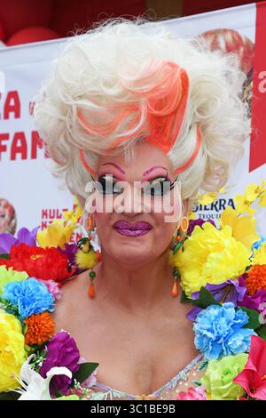 Olivia Jones bei der Olivia Jones Kult Kieztouren Sommerparty, grosse Freiheit 27 ad Amburgo AM 22.07.2025 *** Olivia Jones alla festa estiva Olivia Jones Kult Kieztouren, grosse Freiheit 27 ad Amburgo il 22 07 2025 Foto Stock