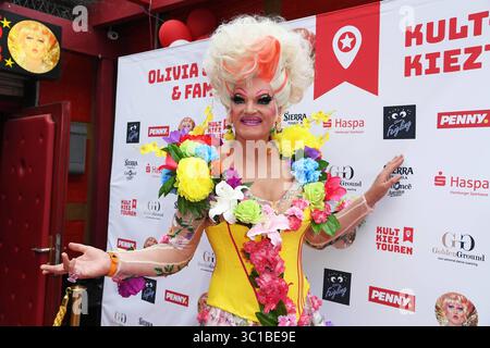 Olivia Jones bei der Olivia Jones Kult Kieztouren Sommerparty, grosse Freiheit 27 ad Amburgo AM 22.07.2025 *** Olivia Jones alla festa estiva Olivia Jones Kult Kieztouren, grosse Freiheit 27 ad Amburgo il 22 07 2025 Foto Stock