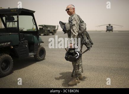 12 maggio 2012 - MN, Stati Uniti - la compagnia A di St. Paul, 2nd Battalion, 147th Assault Helicopter Battalion della Guardia Nazionale dell'Esercito degli Stati Uniti stanno attualmente servendo un dispiegamento a Camp Buehring in Kuwait. Bruce Moenck, Chief Warrant Officer, ha attraversato un veicolo prodotto dalla Polaris mentre si dirigeva verso il suo elicottero sulla linea di volo il 12 maggio 2012 in Kuwait. Volano elicotteri UH-60. (Immagine di credito: Jeff Wheeler/Minneapolis Star Tribune/TNS via cavo ZUMA) Foto Stock