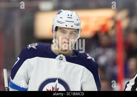 9 febbraio 2019: Centro dei Winnipeg Jets Adam Lowry (17) durante la partita della NHL tra i Winnipeg Jets e gli Ottawa Senators al Canadian Tire Centre di Ottawa, Canada. Daniel Lea/CSM (immagine di credito: &Copy; Daniel Lea/CSM tramite cavo ZUMA) Foto Stock