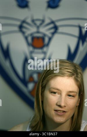 19 settembre 2001 - Minneapolis, Minnesota, Stati Uniti - 4, 2010 - Minneapolis, Minnesota - Minnesota Lynx media Day. IN QUESTA FOTO: Minnesota Lynx Lindsay Whalen ha rilasciato interviste a diversi media locali presso la Lynx Practice facility nel centro di Minneapolis. (Immagine di credito: Elizabeth Flores/Minneapolis Star Tribune/TNS via cavo ZUMA) Foto Stock