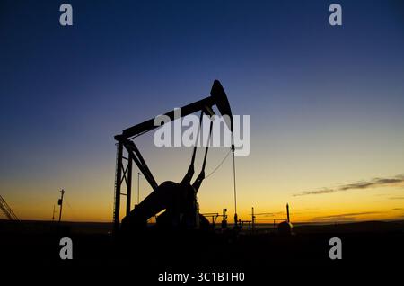 27 settembre 2011 - Williston, Minnesota, Stati Uniti - un pozzo petrolifero vicino a Watford City, North Dakota, pompò olio da due miglia sotto la superficie nella formazione di scisto di Bakken. Questo è intorno al tramonto. (Immagine di credito: Glen Stubbe/Minneapolis Star Tribune/TNS via cavo ZUMA) Foto Stock