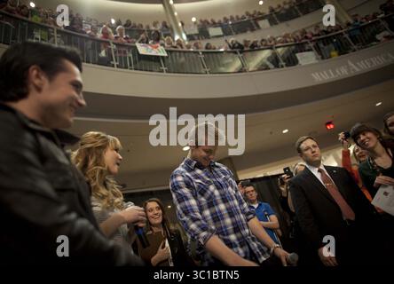 9 marzo 2012 - Bloomington, MN, Stati Uniti - la star di Hunger Games Alexander Ludwig apparve timida mentre veniva presentato sul palco al Mall of America di Bloomington, Minn., venerdì 9 marzo 2012 per una sessione di domande e risposte con il cast. (/ ) Alexander Ludwig (immagine di credito: Renee Jones Schneider/Minneapolis Star Tribune/TNS via cavo ZUMA) Foto Stock