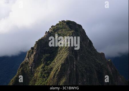 Rovine Inca sulla cima del monte Huayna Picchu a Machu Picchu. Cusco, Perù Foto Stock