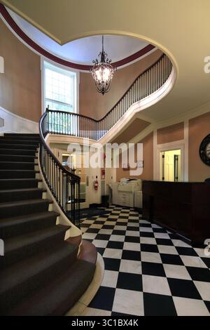 20 luglio 2012 - Stati Uniti - Hall della residenza Cowles. Tour della storica residenza di Park Avenue: La residenza Cowles è in tour. Minneapolis, Minnesota. 21 luglio 2012. Tour della storica residenza di Park Avenue: La residenza Cowles è in tour. E' di malora una struttura di trattamento. .Shoot: Atrio principale, che mostra una grande scalinata e un atterraggio. Sala da pranzo (grande sala a DESTRA del foyer) che mostra la sua fresatura originale e il camino in marmo intagliato. Biblioteca (sala con pannelli di legno scuro a SINISTRA dell'atrio) che mostra le sue librerie e il caminetto. (Immagine di credito: Joel Koyama/Minneapolis Star TR Foto Stock
