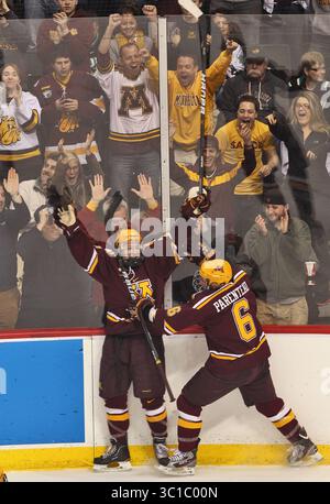 25 marzo 2012 - St. Paul, Minnesota, Stati Uniti - Minnesota Gophers vs. North Dakota - Hockey NCAA West Region Championship. Minnesota ha vinto 5-2. Travis Boyd del Minnesota si è alzato in mano per festeggiare dopo aver segnato un secondo gol. Jake Parenteau si è Unito alla festa. (Immagine di credito: Marlin Levison/Minneapolis Star Tribune/TNS via cavo ZUMA) Foto Stock