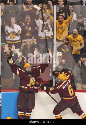 25 marzo 2012 - St. Paul, Minnesota, Stati Uniti - Minnesota Gophers vs. North Dakota - Hockey NCAA West Region Championship. Minnesota ha vinto 5-2. Travis Boyd del Minnesota ha alzato la mano per festeggiare dopo aver segnato un gol del secondo periodo. Jake Parenteau si è Unito alla festa. (Immagine di credito: Marlin Levison/Minneapolis Star Tribune/TNS via cavo ZUMA) Foto Stock